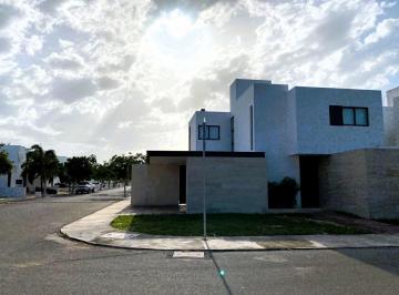 Casa · 3 Recámaras · 2 Estacionamientos · Casa en Renta en Privada Lunare Cholul