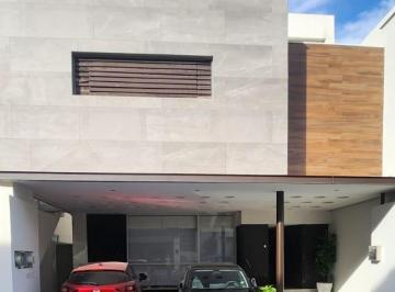 Casa · 417m² · 4 Recámaras · 2 Estacionamientos · Casa en Venta en Privanzas en San Pedro