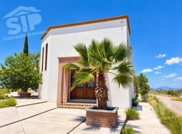 Casa · 600m² · 4 Recámaras · 4 Estacionamientos · Casa en Venta Arteaga en Esquina