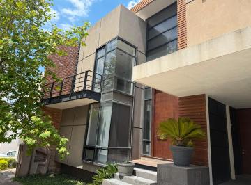Casa de 4 habitaciones, San Luis Potosí · Casa en Venta en Sierrazul con Alberca y Jardín
