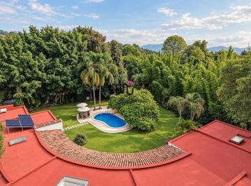 1 · Casa en Venta en Jardines de Ahuatepec Cuernavaca con Jardín y Alberca