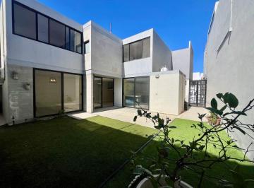 Casa de 4 habitaciones, Tijuana · Casa en Venta en Privada con Seguridad y Patio, Playas de Tijuana