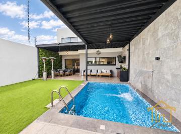 Casa de 3 habitaciones, León · Hermosa Casa con Alberca en Venta