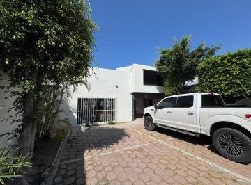 Casa · 4 Recámaras · 4 Estacionamientos · Casa Sola en Renta (Uso Habitacional U Oficinas)