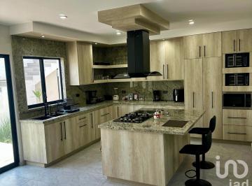 Casa · 326m² · 4 Recámaras · 4 Estacionamientos · Casa en Venta en Fracc. Privado Bosques Puerta Norte, 4 Recamaras, 1 en Planta Baja
