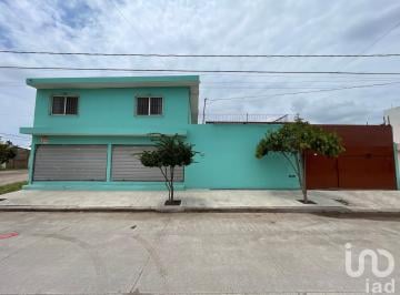 Oficina · 205m² · 3 Recámaras · 5 Estacionamientos · Venta de Esquina + Oficinas + Locales + Taller + Bodegas, Col. Jardines de Cancun