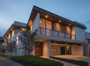 Casa · 495m² · 4 Recámaras · 2 Estacionamientos · Casa en Venta Club de Golf
