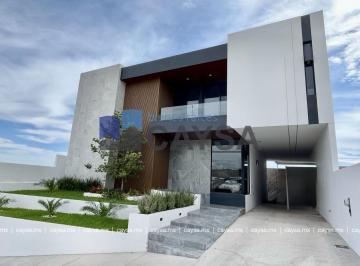 Casa · 420m² · 4 Recámaras · 3 Estacionamientos · Casa en Venta en Zona Valles (Alberca - 4 Recámaras - Roof Top)