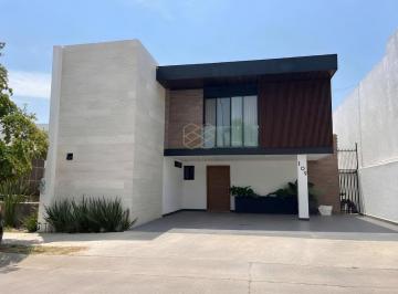 Casa · 400m² · 4 Recámaras · 2 Estacionamientos · Casa en Porta Fontana