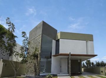 Casa · 351m² · 4 Recámaras · 2 Estacionamientos · Casa en Venta en Río del Dorado