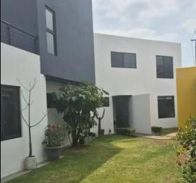 Casa · 180m² · 3 Recámaras · 2 Estacionamientos · Venta de Casa Al Norte de Cuernavaca en Fraccionamiento