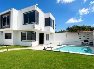 Casa · 130m² · 3 Recámaras · 2 Estacionamientos · Venta de Casa en Fraccionamiento en Tequesquitengo