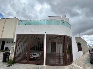 Casa · 200m² · 3 Recámaras · 2 Estacionamientos · Casa en Renta