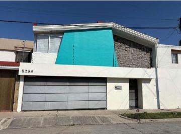 Casa · 347m² · 5 Recámaras · 4 Estacionamientos · Remodelada Amplia Casa en Venta en Jardines de Guadalupe
