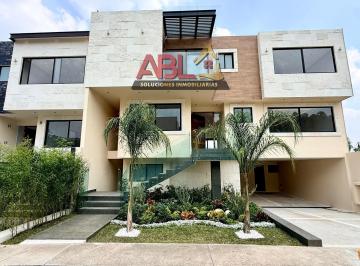 Casa · 560m² · 4 Recámaras · 4 Estacionamientos · Venta de Casa a Estrenar en Condominio