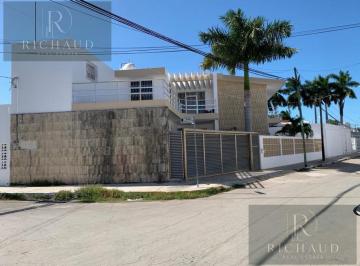 Casa · 5 Recámaras · 2 Estacionamientos · Casa - Fraccionamiento Bosques de Campeche