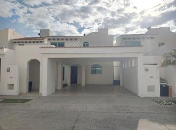 Casa de 3 habitaciones, Centro · Casa en Renta, 3 Recámaras con Baño Propio Puerta de Hierro Zona Country
