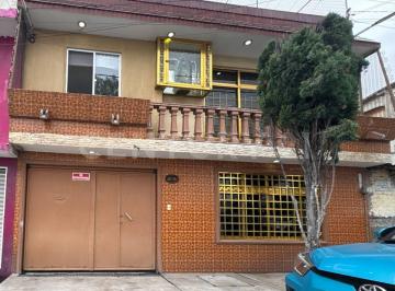 Local comercial · 244m² · 6 Recámaras · 2 Estacionamientos · Inmueble Productivo en Venta