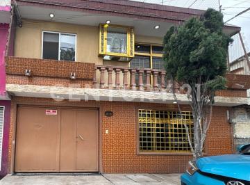 Inmueble productivo urbano · 244m² · 6 Recámaras · 2 Estacionamientos · Inmueble Productivo en Venta
