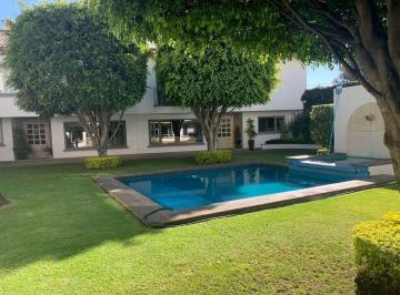 Casa en condominio · 310m² · 3 Recámaras · 3 Estacionamientos · Olivar de Los Padres, Ch Desarrollado Alrededor de Jardín Común con Alberca