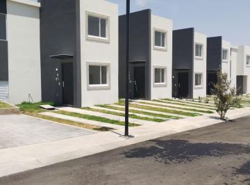 Fachada y cajones · En Renta Casa Nueva en Fraccionamiento en Calimaya ¡Mantenimiento Incluido!