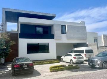 Casa · 430m² · 4 Recámaras · 6 Estacionamientos · Casa en Venta en Alquerías de Pozos