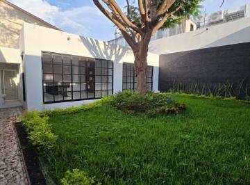 Casa de 4 habitaciones, · Se Vende Residencia Totalmente Nremodelada y Amueblada! en La Zona Norte Oriente de La Ciudad