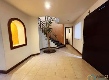 Casa · 260m² · 3 Recámaras · 2 Estacionamientos · Casa en Venta en Fraccionamiento Bosques de Morillotla, Diseñada Para Aprovechar Cada Espacio.