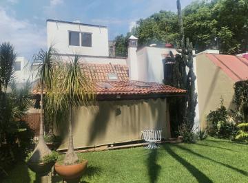 Casa de 3 habitaciones, Cuernavaca · Moderna y Tradicional: Casa en Venta en Jardines Las Delicias con Alberca, Jardí