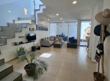 Casa · 216m² · 2 Recámaras · 2 Estacionamientos · Lomas de Santa Fe