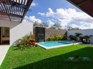 Casa · 280m² · 2 Recámaras · 3 Estacionamientos · Casa en Venta en Benito Juarez, con Alberca