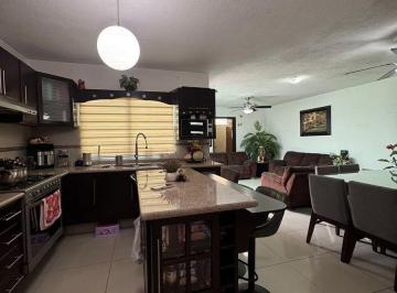 Casa de 4 habitaciones, Guadalajara · Casa Venta Jardines de La Cruz 4 Recamaras 3 Baños y Medio Cochera 1 Auto