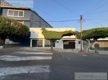 Casa · 300m² · 5 Recámaras · 2 Estacionamientos · Amplia y Moderna Casa con Local Comercial en Cuernavaca