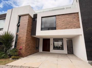 Casa · 280m² · 3 Recámaras · 2 Estacionamientos · Casa en Venta con Espectacular Vista a 2 Minutos de Chedraui Cascatta