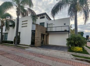 Casa · 280m² · 3 Recámaras · 2 Estacionamientos · Casa en Renta Riberas del Campestre Celaya