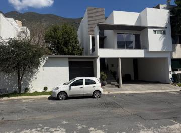 Casa · 390m² · 3 Recámaras · 2 Estacionamientos · Casa en Renta Colinas del Valle