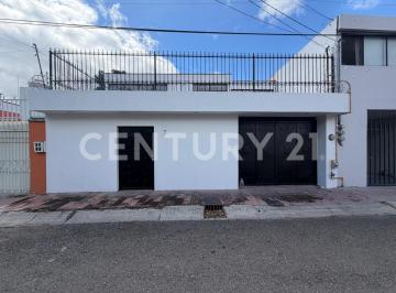Casa · 158m² · 3 Recámaras · 2 Estacionamientos · Renta de Casa en Colonia Jardines de Querétaro