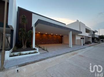 Casa · 302m² · 5 Recámaras · 4 Estacionamientos · Casa en Venta en Puerta de Hierro