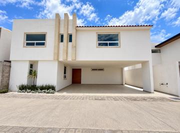 Casa · 400m² · 4 Recámaras · 3 Estacionamientos · Casa E Venta en Metepec