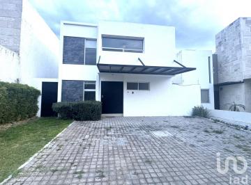 Casa · 180m² · 3 Recámaras · 3 Estacionamientos · Casa en Venta en Fraccionamiento Mision de San Jeronimo Fray Junipero Serra Queretaro