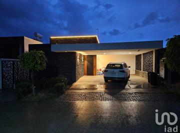 Casa · 382m² · 4 Recámaras · 2 Estacionamientos · Casa en Venta en Haras, Bosques de Las Luces