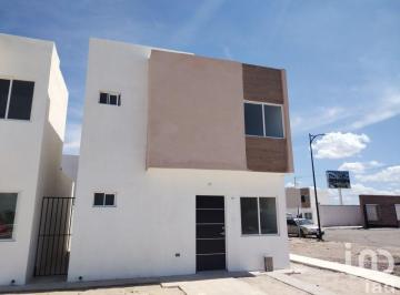 Casa · 99m² · 3 Recámaras · 2 Estacionamientos · Ultima Casa en Venta con Terreno Excedente en Cerrada Al Ote. de La Ciudad de Torreon