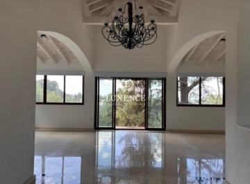 Casa · 900m² · 3 Recámaras · 6 Estacionamientos · Casa en Venta en Club de Golf Los Encinos