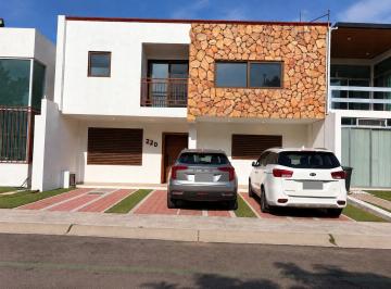 Casa · 303m² · 4 Recámaras · 3 Estacionamientos · Casa en Venta Provincia Santa Elena, Queretaro Frente a Area Verde