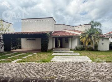 Casa · 400m² · 4 Recámaras · 4 Estacionamientos · Hermosa Residencia en Renta en Club de Golf Xalapa