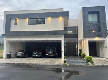 Casa · 786m² · 5 Recámaras · 3 Estacionamientos · Casa en Venta en El Uro