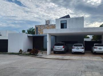 Casa de 4 habitaciones, Mérida · Casa de 4 Recamaras (Un Dormitorio en Planta Baja) Alberca en Privada con Amenidades en Temozón Nte.
