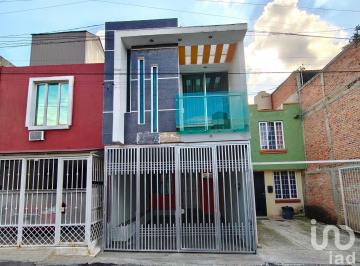 Casa · 57m² · 2 Recámaras · 1 Estacionamiento · Casa en Renta en Villas de Oriente, Tonalá
