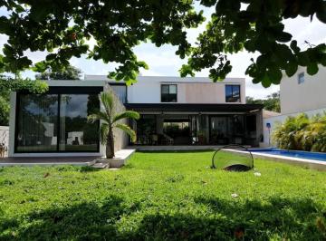 Casa · 600m² · 4 Recámaras · 6 Estacionamientos · Hermosa Residencia Frente Al Campo de Golf en La Ceiba Mérida Yucatán