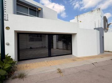 Casa de 4 habitaciones, León · Casa Muy Amplia en Venta